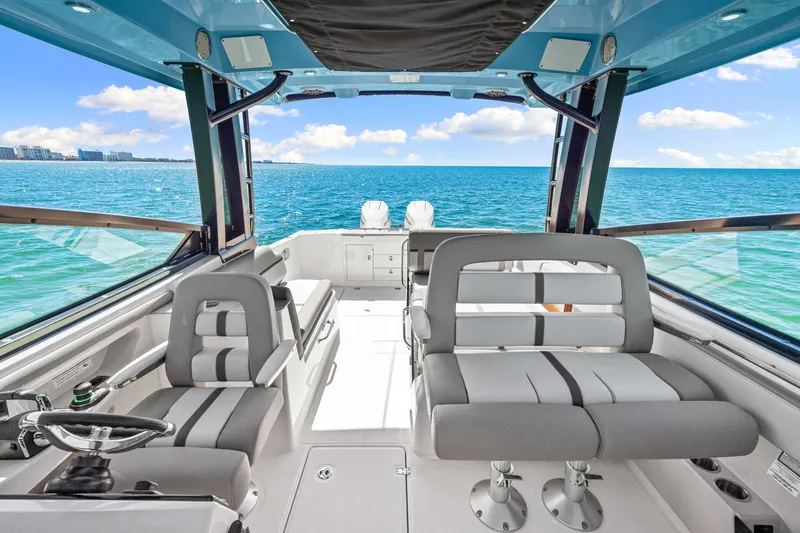 Slide: The Image of Boston Whaler 330 Vantage 2026 - 36