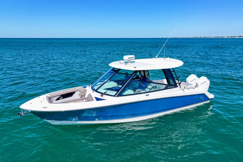 Slide: The Image of Boston Whaler 330 Vantage 2026 - 4