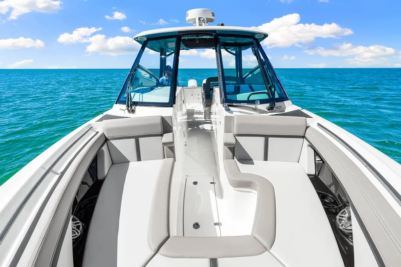 Slide: The Image of Boston Whaler 330 Vantage 2026 - 40