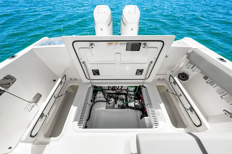 Slide: The Image of Boston Whaler 330 Vantage 2026 - 46