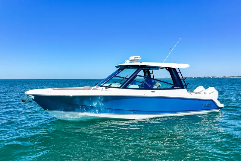 Slide: The Image of Boston Whaler 330 Vantage 2026 - 5
