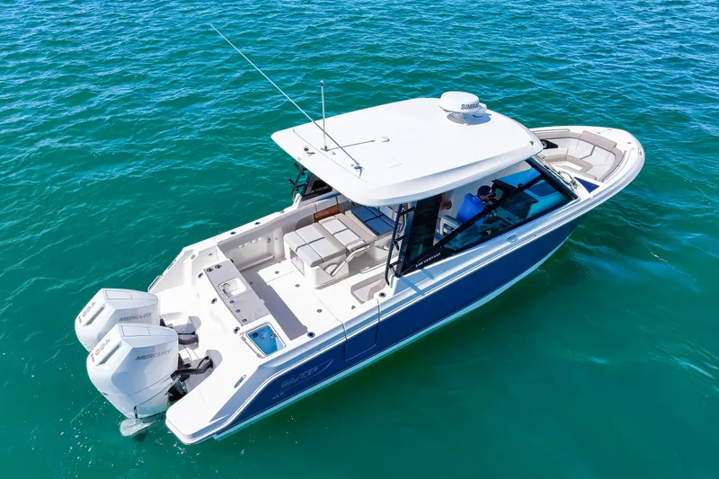 Slide: The Image of Boston Whaler 330 Vantage 2026 - 9