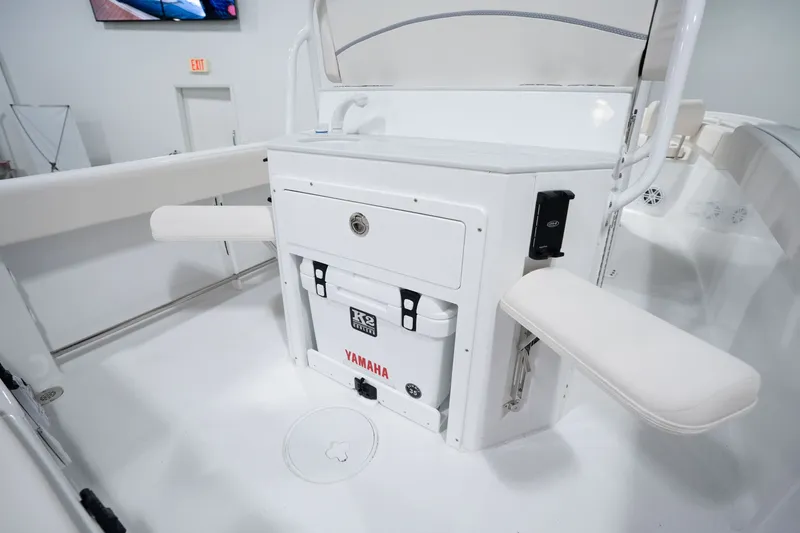 Slide: The Image of Sea Hunt Ultra 245 SE 2026 - 10