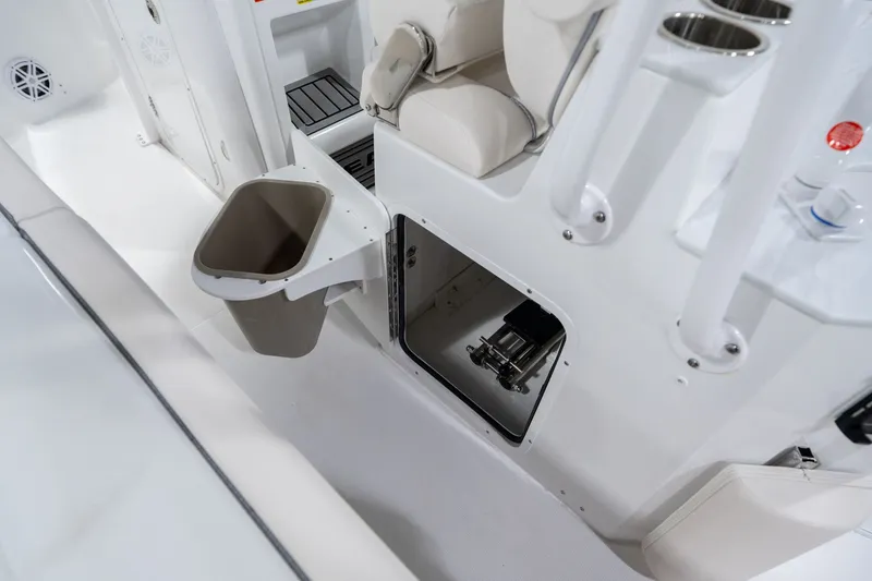 Slide: The Image of Sea Hunt Ultra 245 SE 2026 - 12