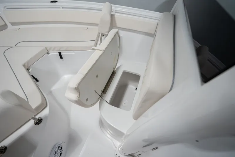 Slide: The Image of Sea Hunt Ultra 245 SE 2026 - 24