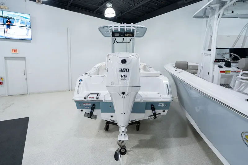 Slide: The Image of Sea Hunt Ultra 245 SE 2026 - 4