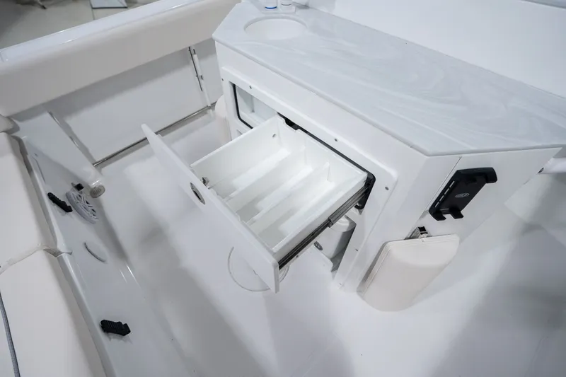 Slide: The Image of Sea Hunt Ultra 245 SE 2026 - 11