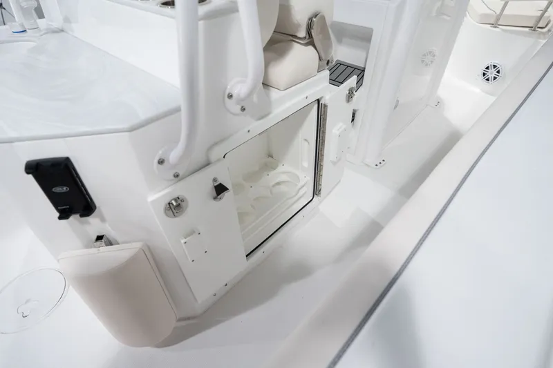 Slide: The Image of Sea Hunt Ultra 245 SE 2026 - 13