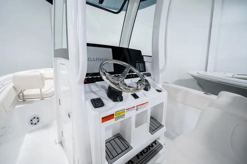 Slide: The Image of Sea Hunt Ultra 245 SE 2026 - 15