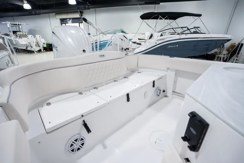 Slide: The Image of Sea Hunt Ultra 245 SE 2026 - 7