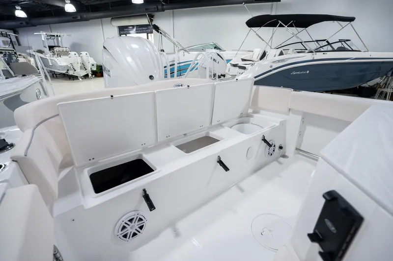 Slide: The Image of Sea Hunt Ultra 245 SE 2026 - 8