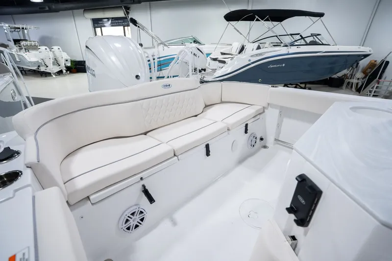 Slide: The Image of Sea Hunt Ultra 245 SE 2026 - 6