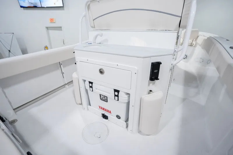 Slide: The Image of Sea Hunt Ultra 245 SE 2026 - 9