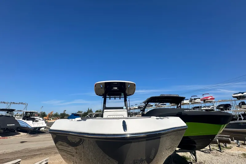 Slide: The Image of 2023 Yamaha Boats 252 FSH Sport displayed outdoors under clear blue sky. - 4