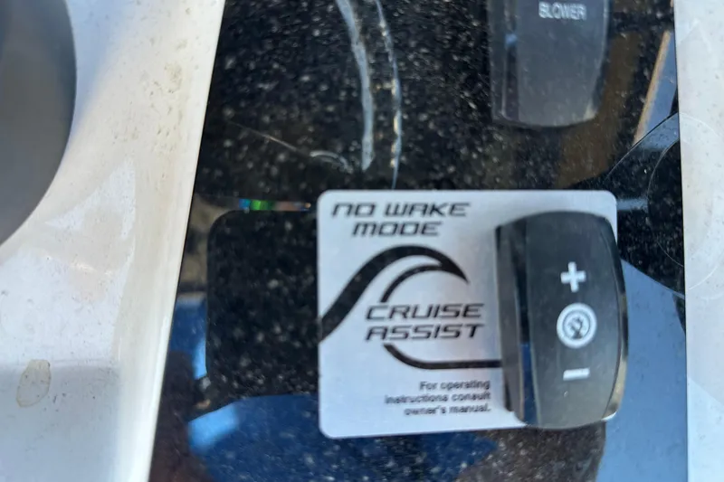 Slide: The Image of 2023 Yamaha Boats 252 FSH Sport control panel with No Wake Mode and Cruise Assist. - 43