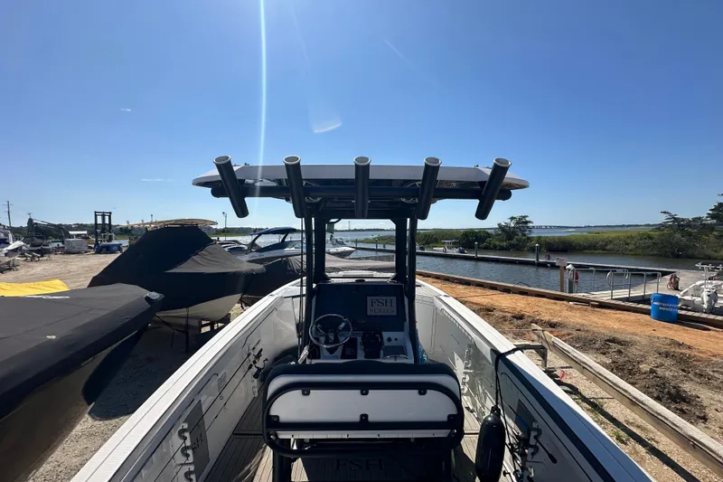 Slide: The Image of 2023 Yamaha Boats 252 FSH Sport at dock, sunny day, clear blue sky. - 50