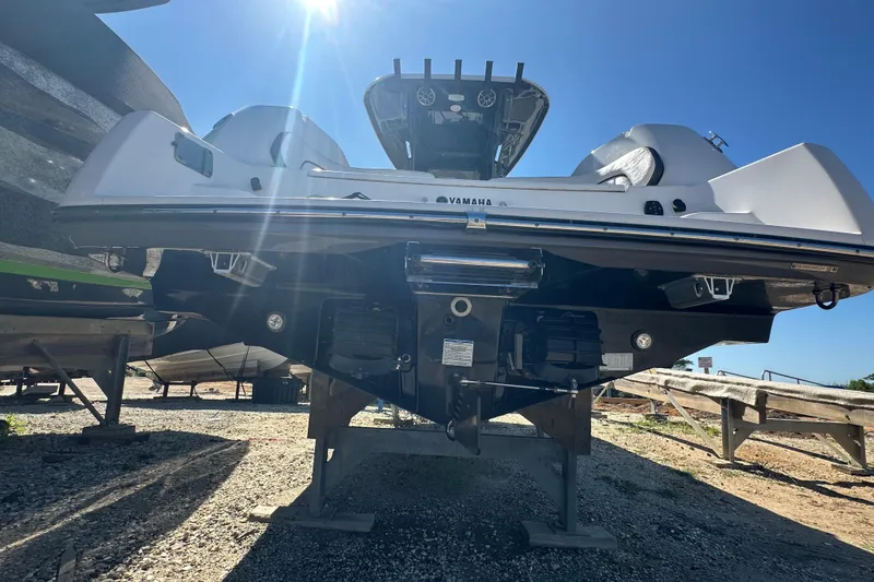 Slide: The Image of 2023 Yamaha Boats 252 FSH Sport displayed outdoors under bright sunlight. - 7
