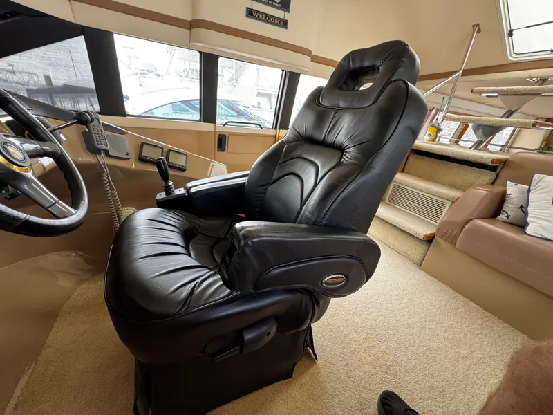 Slide: The Image of Carver 570 Voyager Pilothouse 2002 - 16