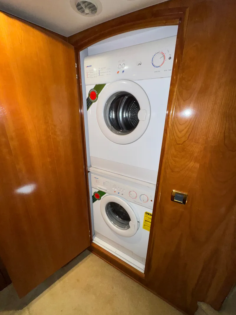 Slide: The Image of Carver 570 Voyager Pilothouse 2002 - 30