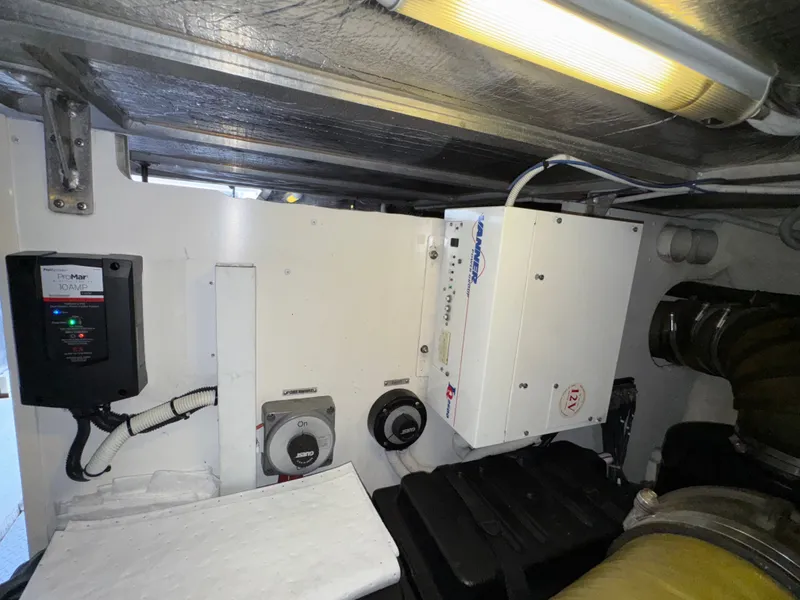 Slide: The Image of Carver 570 Voyager Pilothouse 2002 - 46