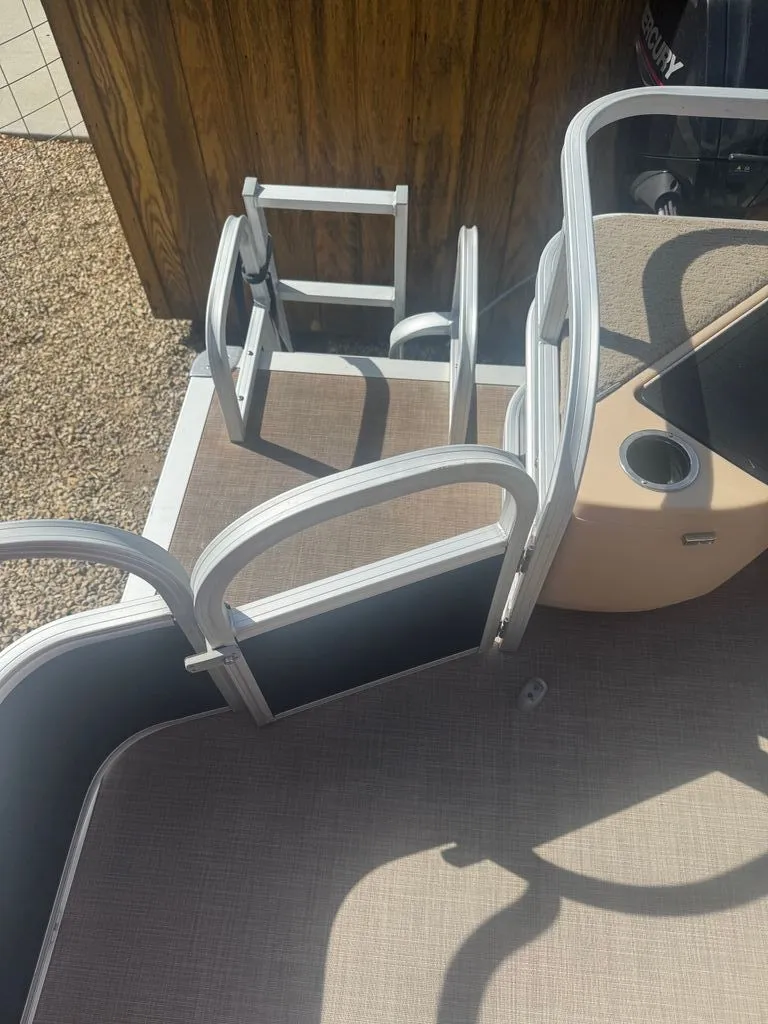 Slide: The Image of Sun Tracker Fishin Barge 2019 - 5