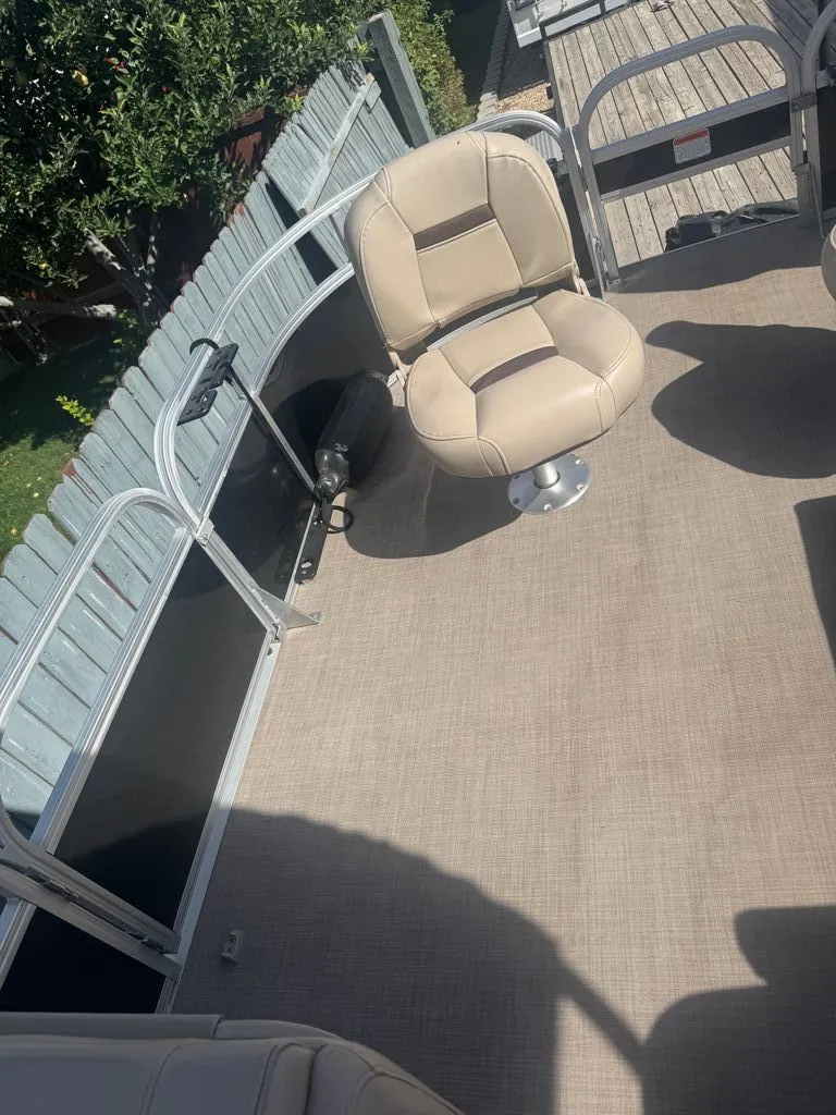 Slide: The Image of Sun Tracker Fishin Barge 2019 - 8