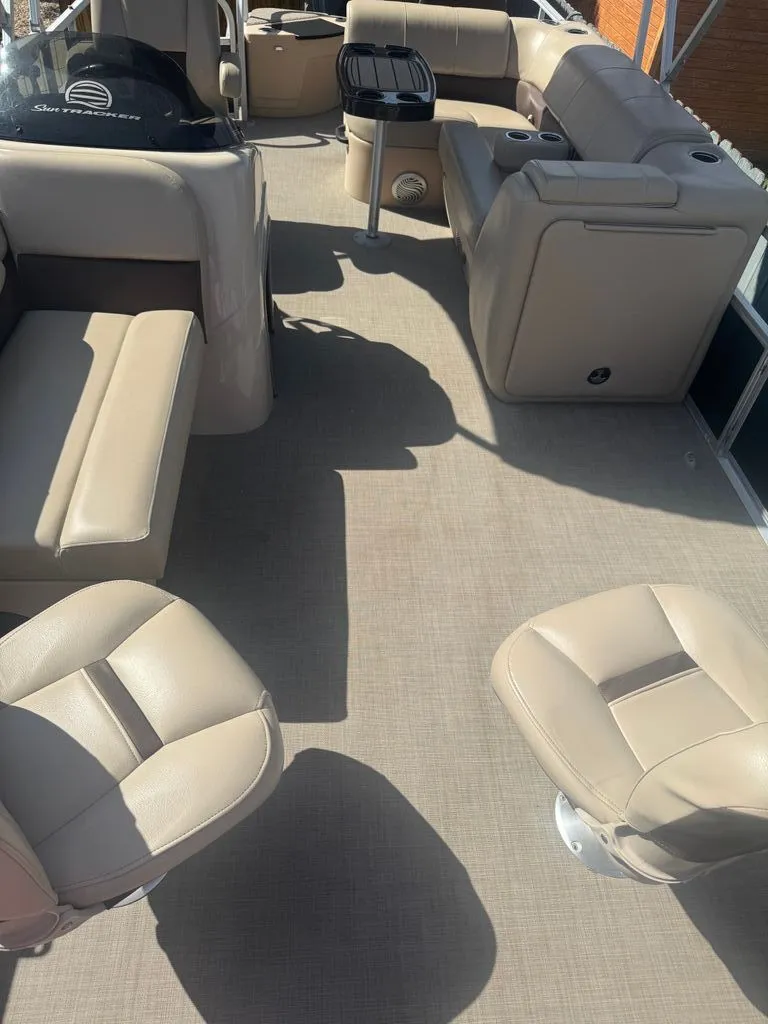 Slide: The Image of Sun Tracker Fishin Barge 2019 - 9