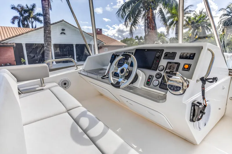 Slide: The Image of 2018 Leopard 51 Powercat helm with modern controls and tropical backdrop. - 15