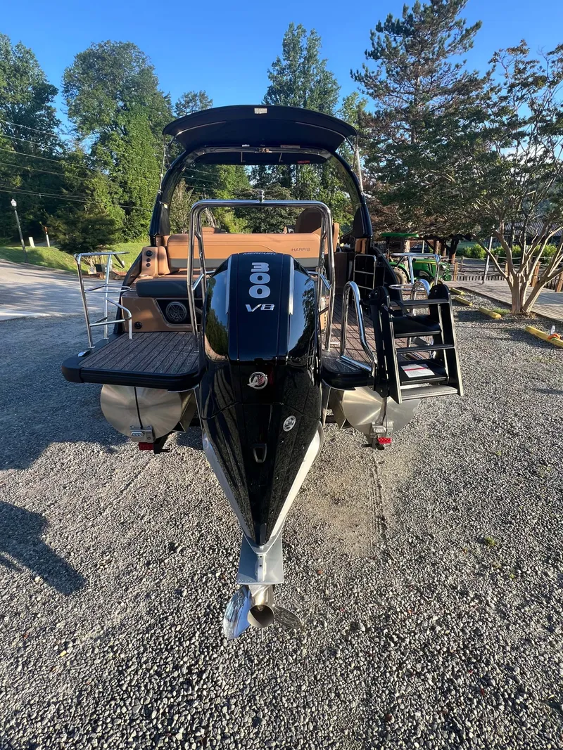 Slide: The Image of Harris Grand Mariner 230 2026 - 10