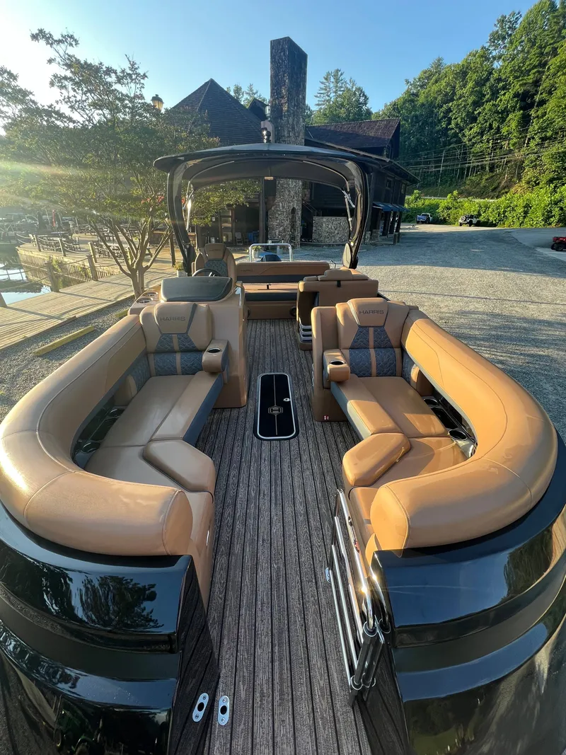 Slide: The Image of Harris Grand Mariner 230 2026 - 2