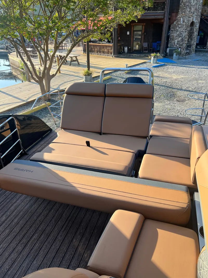 Slide: The Image of Harris Grand Mariner 230 2026 - 3