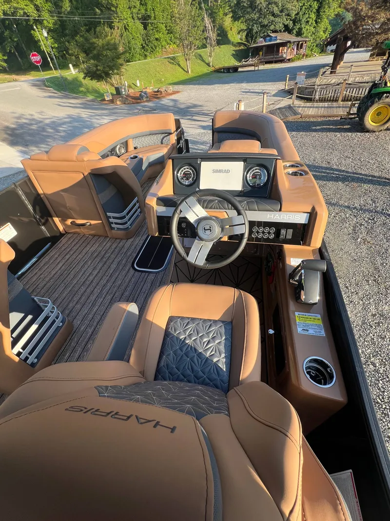 Slide: The Image of Harris Grand Mariner 230 2026 - 5