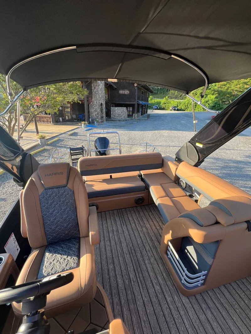 Slide: The Image of Harris Grand Mariner 230 2026 - 6