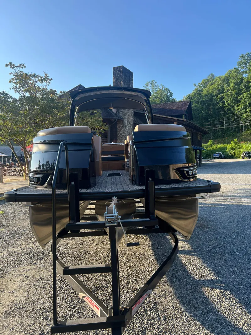 Slide: The Image of Harris Grand Mariner 230 2026 - 7