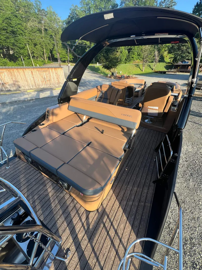 Slide: The Image of Harris Grand Mariner 230 2026 - 8