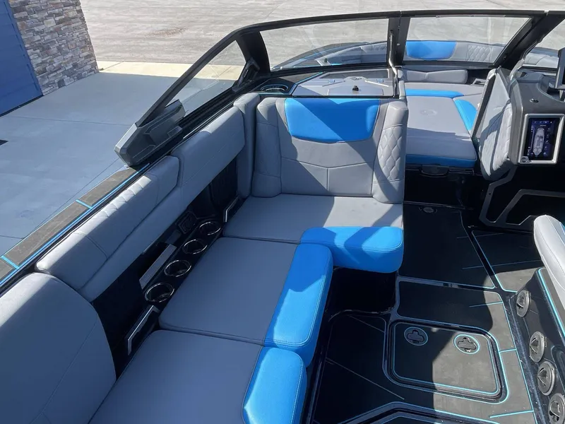 Slide: The Image of Malibu M240 2023 - 11