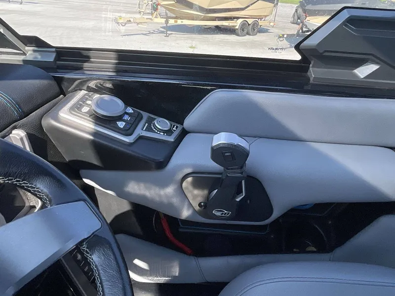 Slide: The Image of Malibu M240 2023 - 15