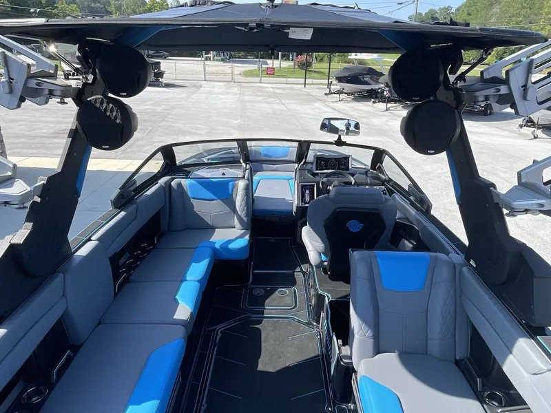 Slide: The Image of Malibu M240 2023 - 16