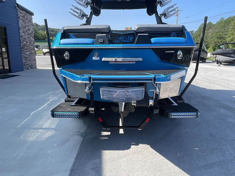 Slide: The Image of Malibu M240 2023 - 17