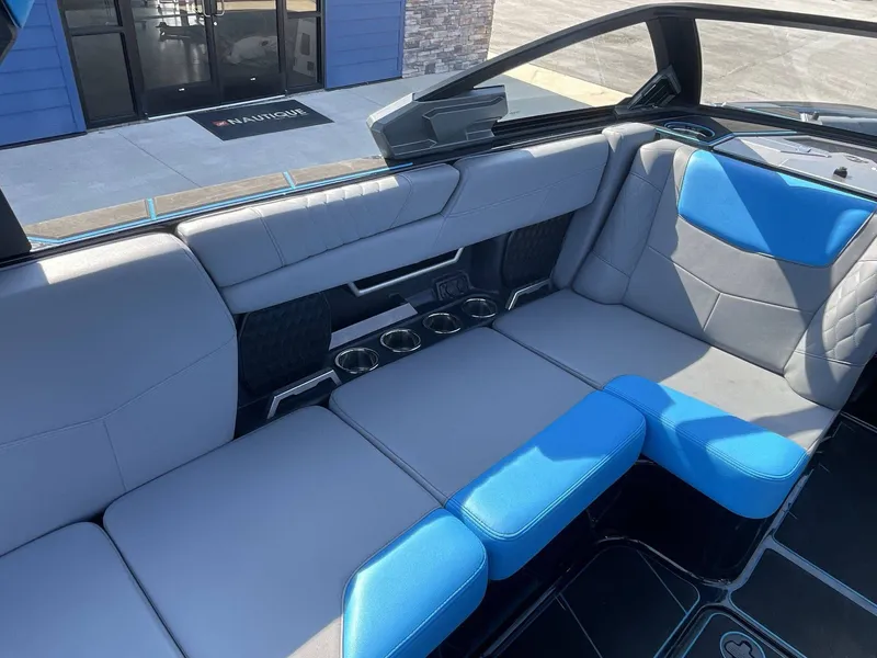 Slide: The Image of Malibu M240 2023 - 21