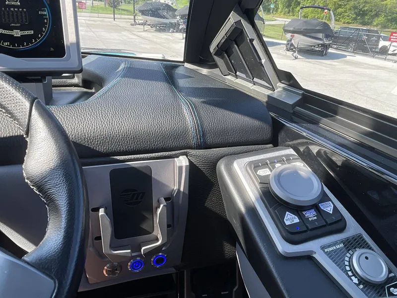 Slide: The Image of Malibu M240 2023 - 22