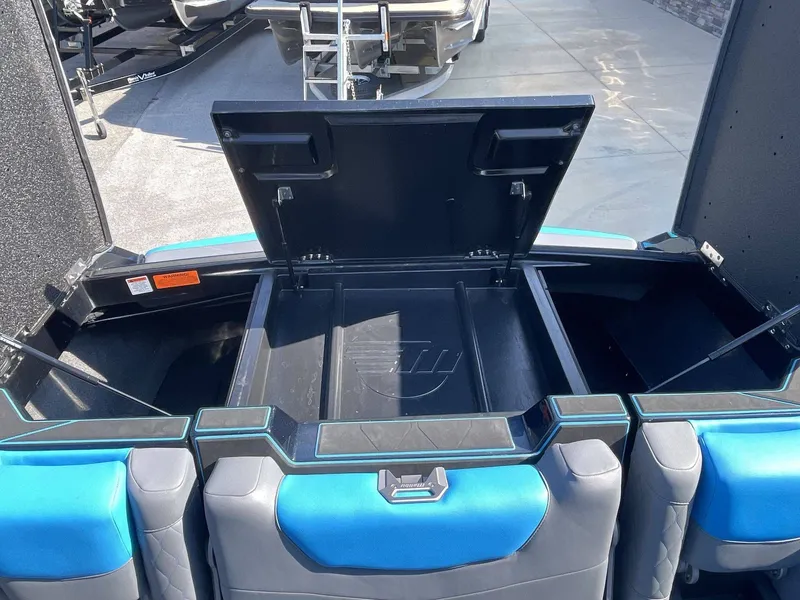 Slide: The Image of Malibu M240 2023 - 23