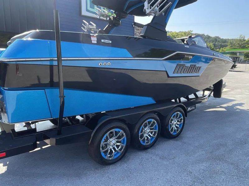 Slide: The Image of Malibu M240 2023 - 26