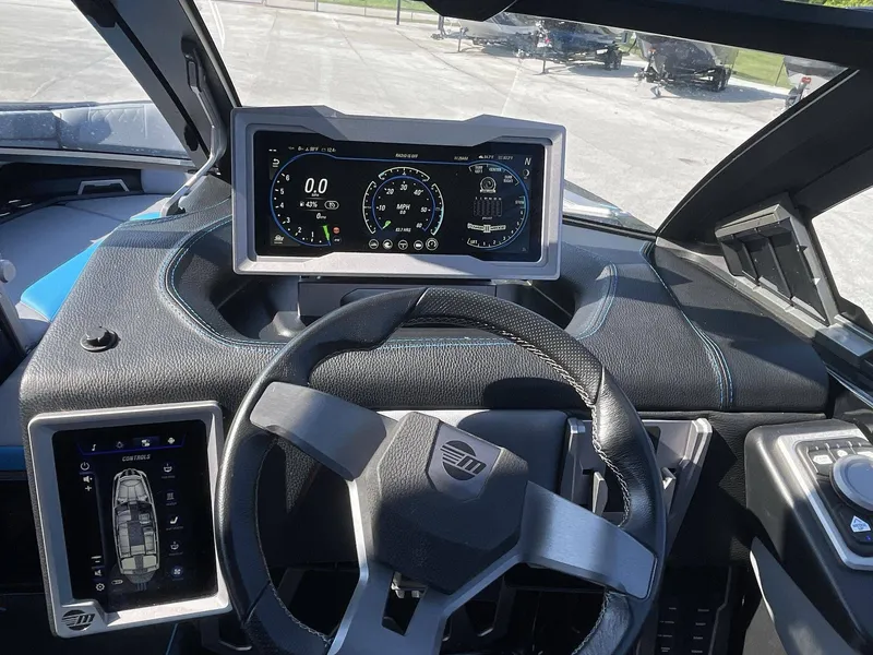 Slide: The Image of Malibu M240 2023 - 27