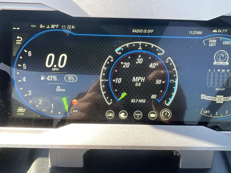 Slide: The Image of Malibu M240 2023 - 28