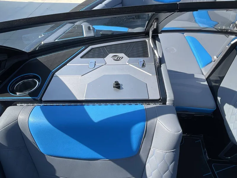 Slide: The Image of Malibu M240 2023 - 29