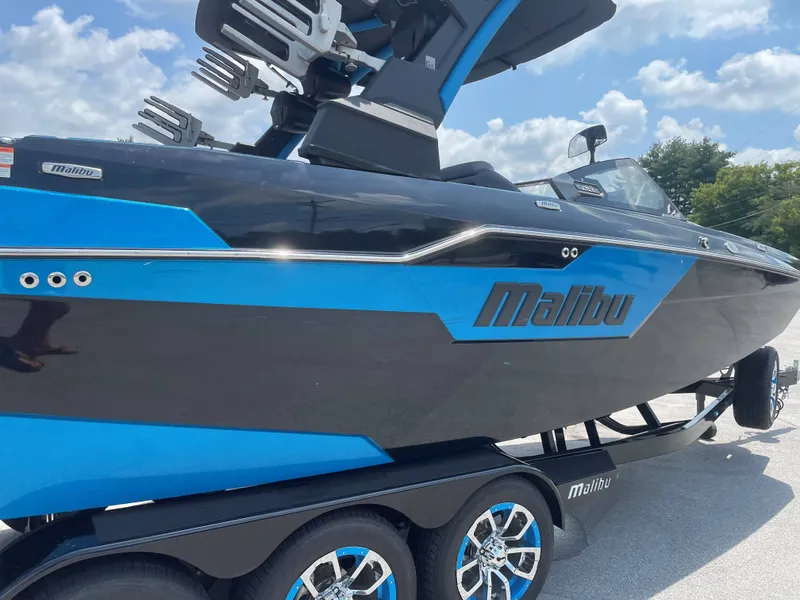 Slide: The Image of Malibu M240 2023 - 33