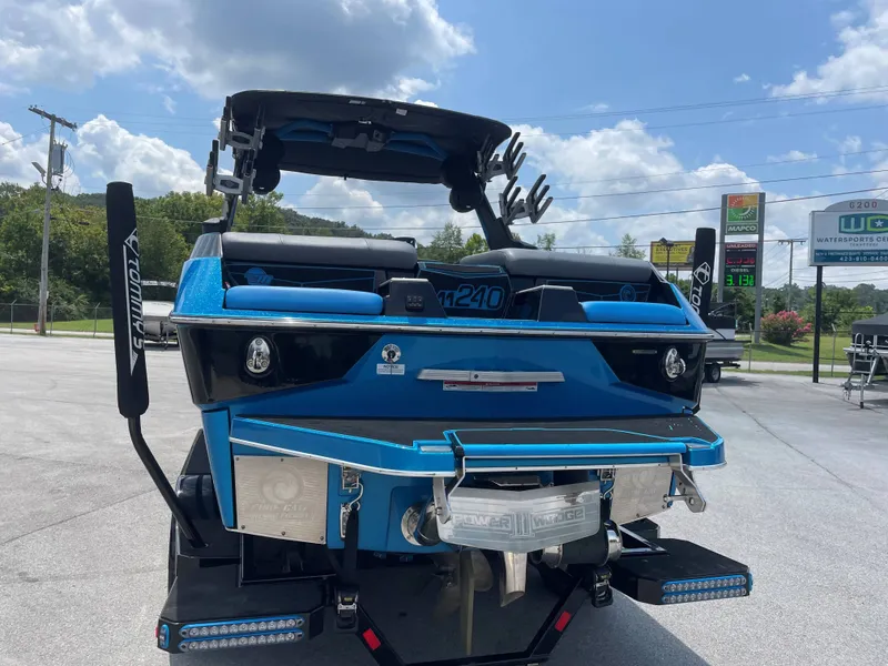 Slide: The Image of Malibu M240 2023 - 34