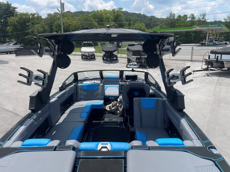 Slide: The Image of Malibu M240 2023 - 35