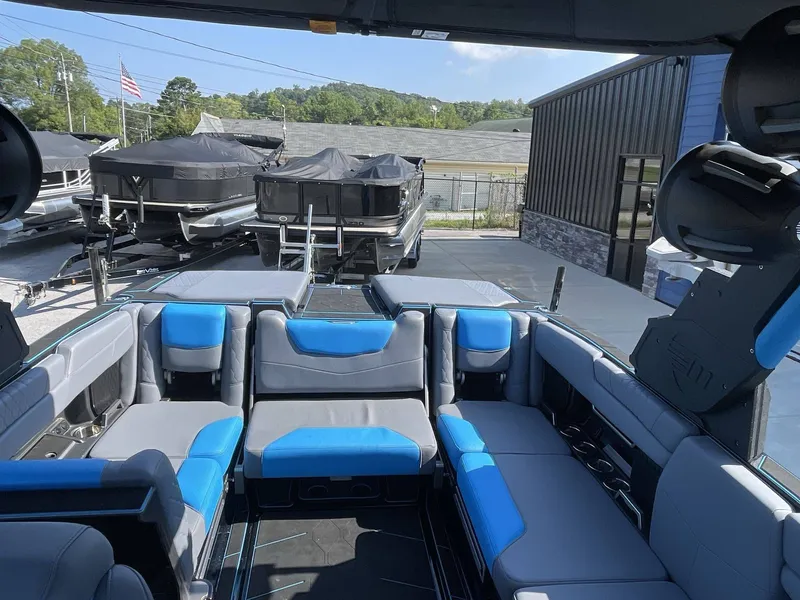 Slide: The Image of Malibu M240 2023 - 6